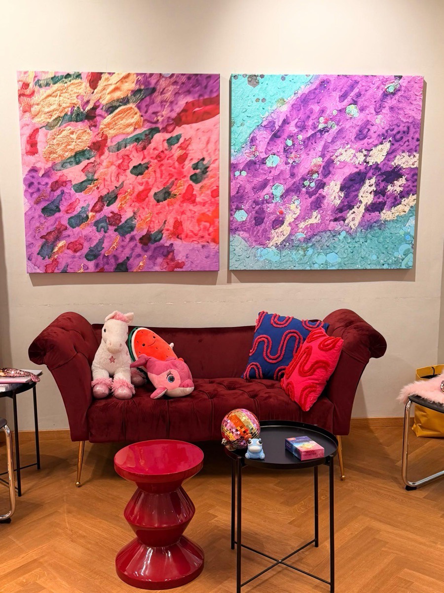 Zwei Aura Bilder im Format 1,10 × 1,10 m über einem Sofa an der Wand